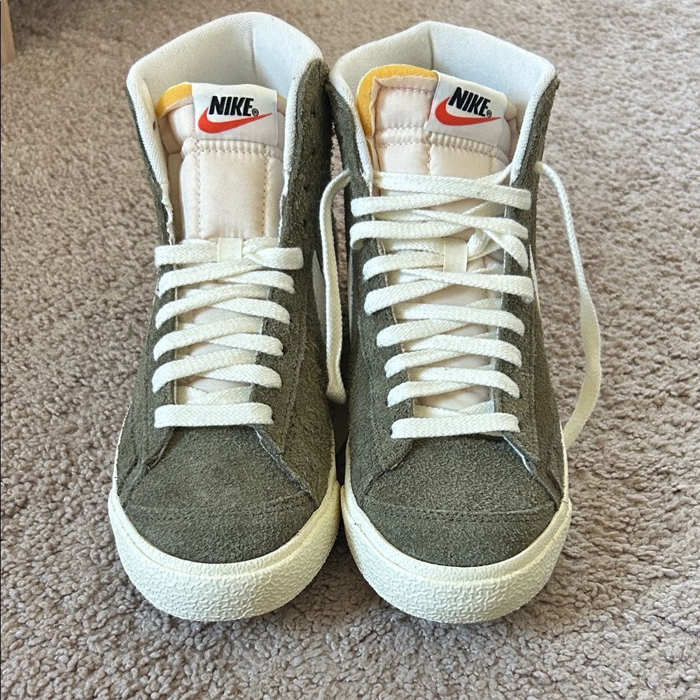 Nike Women's Blazer Mid '77 Vintage Sneaker